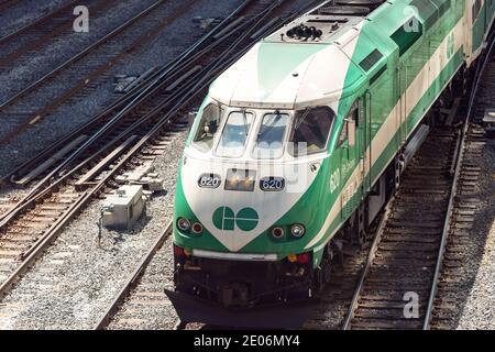 GO Transit Zug reiten auf einem hellen Tag. GO Transit ist eine regionale öffentliche Verkehrssystem im südlichen Ontario, Kanada, im Dienst der Golden Horseshoe Regi Stockfoto