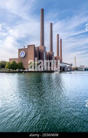 Das legendäre Volkswagen-Kraftwerk für ihr riesiges Werk in Wolfsburg am Mittellandkanal, kanal. Gegenüber ist die VW Autostadt - Autostadt. Stockfoto