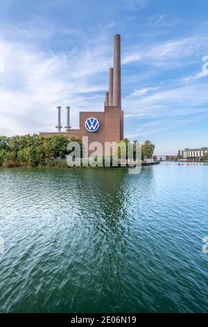 Das legendäre Volkswagen-Kraftwerk für ihr riesiges Werk in Wolfsburg am Mittellandkanal, kanal. Gegenüber ist die VW Autostadt - Autostadt. Stockfoto