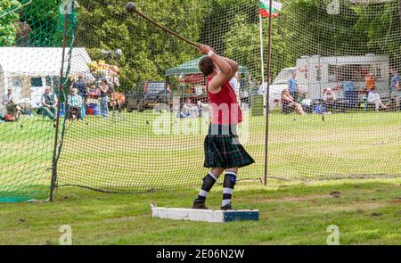 Ein Konkurrent, der während der Scottish Strathmore Highland Games 2008 im Glamis Castle in Schottland, Großbritannien, beim Werfen des Hammers antritt Stockfoto