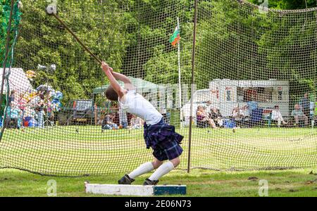 Ein Konkurrent, der während der Scottish Strathmore Highland Games 2008 im Glamis Castle in Schottland, Großbritannien, beim Werfen des Hammers antritt Stockfoto