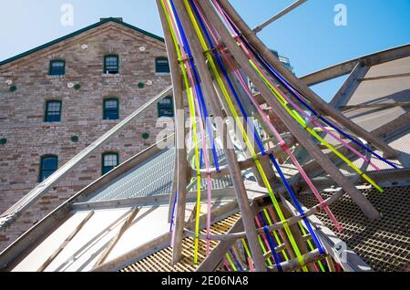 „Still Dancing“ von Dennis Oppenheim im Distillery District, Toronto, Kanada Stockfoto