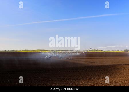 Ein Bewässerungssystem für die seitliche Bewässerung der Ernte, Wisbech Town; Fenland; Cambridgeshire; England; Großbritannien Stockfoto