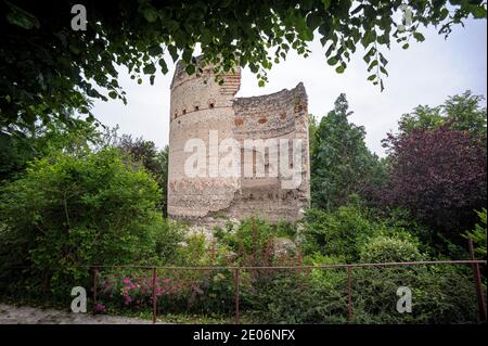 In Périgueux in Frankreich, der Turm von Vesone. Ein gallo-römischer Überbleibsel. Eine bemerkenswerte Ruine mitten im Grünen. Stockfoto