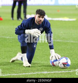 London, Großbritannien. Dezember 2020. Brentford Torwart David Raya erwärmt sich während des EFL Sky Bet Championship Matches zwischen Brentford und Bournemouth am 30. Dezember 2020 im Brentford Community Stadium, London, England. Foto von Ken Sparks. Nur redaktionelle Verwendung, Lizenz für kommerzielle Nutzung erforderlich. Keine Verwendung bei Wetten, Spielen oder Veröffentlichungen einzelner Vereine/Vereine/Spieler. Kredit: UK Sports Pics Ltd/Alamy Live Nachrichten Stockfoto