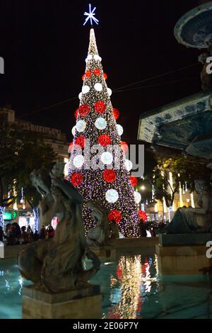 LISSABON, PORTUGAL - DEZEMBER 22 : EINE allgemeine Ansicht der Weihnachtsdekorationen in der Innenstadt von Lissabon, am 22. Dezember 2020. Stockfoto