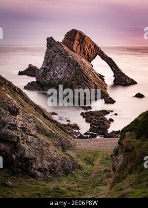 Bogen Geige Rock, Portknockie, Schottland Stockfoto
