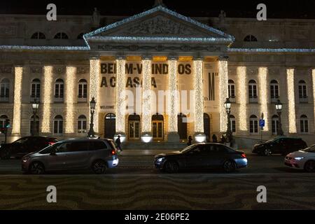 LISSABON, PORTUGAL - DEZEMBER 22 : EINE allgemeine Ansicht der Weihnachtsdekorationen in der Innenstadt von Lissabon, am 22. Dezember 2020. Lissabon hat Weihnachtslichter. Stockfoto