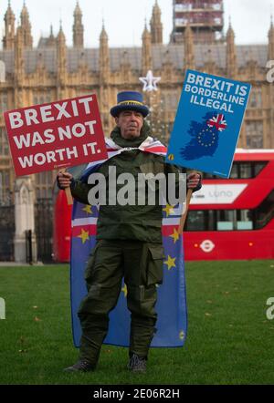 London, Großbritannien. Dezember 2020. London, Großbritannien 30 12 20 Herr Stop Brexit, Steve Bray, protestiert in Westminster gegen den Austritt Großbritanniens aus der EU. Ein Gesetzentwurf, der das Abkommen in britisches Recht brachte, wurde vom Unterhaus mit 521 bis 73 Stimmen unterstützt, nachdem das Parlament zurückgerufen wurde. Die Mehrheit der Labour-Abgeordneten wird angenommen, dass sie für die Vereinbarung gestimmt haben, nachdem der Vorsitzende Sir Keir Starmer sagte, dass ein "dünner Deal besser sei als kein Deal". Das Vereinigte Königreich wird am Donnerstag, viereinhalb Jahre nach dem Brexit-Referendum, um 23.00 Uhr GMT seine Beziehungen zur EU abstellen. Kredit: Mark Thomas/Alamy Live Nachrichten Stockfoto