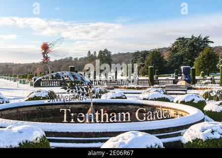 Schneeszene von Brunnen Silber Trentham Gardens Zeichen und Draht Skulptur Fairty in Trentham Gardens Stoke on Trent staffordshire Stockfoto