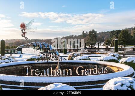 Schneeszene von Brunnen Silber Trentham Gardens Zeichen und Draht Skulptur Fairty in Trentham Gardens Stoke on Trent staffordshire Stockfoto