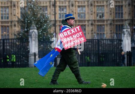 London, Großbritannien. Dezember 2020. London, Großbritannien 30 12 20 Herr Stop Brexit, Steve Bray, protestiert in Westminster gegen den Austritt Großbritanniens aus der EU. Ein Gesetzentwurf, der das Abkommen in britisches Recht brachte, wurde vom Unterhaus mit 521 bis 73 Stimmen unterstützt, nachdem das Parlament zurückgerufen wurde. Die Mehrheit der Labour-Abgeordneten wird angenommen, dass sie für die Vereinbarung gestimmt haben, nachdem der Vorsitzende Sir Keir Starmer sagte, dass ein "dünner Deal besser sei als kein Deal". Das Vereinigte Königreich wird am Donnerstag, viereinhalb Jahre nach dem Brexit-Referendum, um 23.00 Uhr GMT seine Beziehungen zur EU abstellen. Kredit: Mark Thomas/Alamy Live Nachrichten Stockfoto