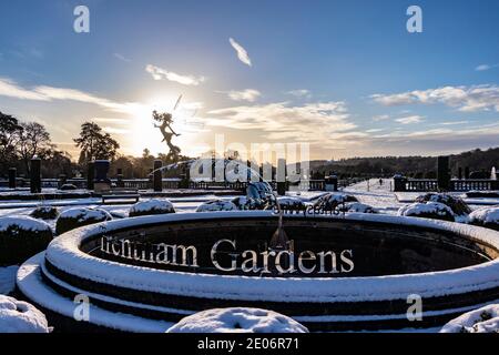 Schneeszene von Brunnen Silber Trentham Gardens Zeichen und Draht Skulptur Fairty in Trentham Gardens Stoke on Trent staffordshire Stockfoto