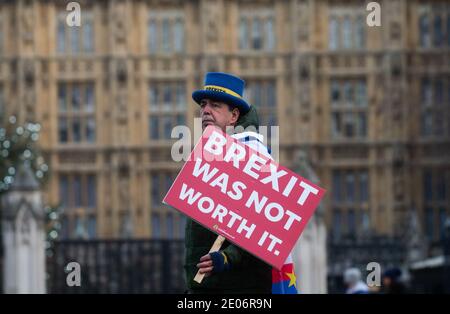 London, Großbritannien. Dezember 2020. London, Großbritannien 30 12 20 Herr Stop Brexit, Steve Bray, protestiert in Westminster gegen den Austritt Großbritanniens aus der EU. Ein Gesetzentwurf, der das Abkommen in britisches Recht brachte, wurde vom Unterhaus mit 521 bis 73 Stimmen unterstützt, nachdem das Parlament zurückgerufen wurde. Die Mehrheit der Labour-Abgeordneten wird angenommen, dass sie für die Vereinbarung gestimmt haben, nachdem der Vorsitzende Sir Keir Starmer sagte, dass ein "dünner Deal besser sei als kein Deal". Das Vereinigte Königreich wird am Donnerstag, viereinhalb Jahre nach dem Brexit-Referendum, um 23.00 Uhr GMT seine Beziehungen zur EU abstellen. Kredit: Mark Thomas/Alamy Live Nachrichten Stockfoto