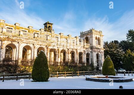 Schneeszene des alten verwitterten Gebäudes Trentham Hall & Gardens Stoke on Trent Staffordshire Stockfoto