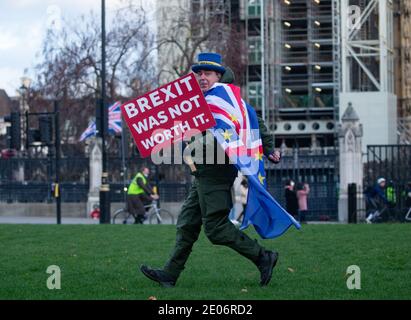 London, Großbritannien. Dezember 2020. London, Großbritannien 30 12 20 Herr Stop Brexit, Steve Bray, protestiert in Westminster gegen den Austritt Großbritanniens aus der EU. Ein Gesetzentwurf, der das Abkommen in britisches Recht brachte, wurde vom Unterhaus mit 521 bis 73 Stimmen unterstützt, nachdem das Parlament zurückgerufen wurde. Die Mehrheit der Labour-Abgeordneten wird angenommen, dass sie für die Vereinbarung gestimmt haben, nachdem der Vorsitzende Sir Keir Starmer sagte, dass ein "dünner Deal besser sei als kein Deal". Das Vereinigte Königreich wird am Donnerstag, viereinhalb Jahre nach dem Brexit-Referendum, um 23.00 Uhr GMT seine Beziehungen zur EU abstellen. Kredit: Mark Thomas/Alamy Live Nachrichten Stockfoto