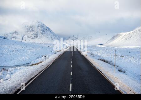 Glencoe, Schottland, Großbritannien. Dezember 2020. Bild: Gelbe Wetterwarnung für Schnee. Landschaftlich schöner Glencoe mit Schneedecke. Temperaturen bei Frost und mehr Schneevorhersage. Quelle: Colin Fisher/Alamy Live News Stockfoto