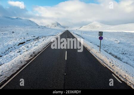 Glencoe, Schottland, Großbritannien. Dezember 2020. Bild: Gelbe Wetterwarnung für Schnee. Landschaftlich schöner Glencoe mit Schneedecke. Temperaturen bei Frost und mehr Schneevorhersage. Quelle: Colin Fisher/Alamy Live News Stockfoto