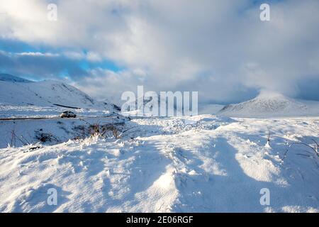 Glencoe, Schottland, Großbritannien. Dezember 2020. Bild: Gelbe Wetterwarnung für Schnee. Landschaftlich schöner Glencoe mit Schneedecke. Temperaturen bei Frost und mehr Schneevorhersage. Quelle: Colin Fisher/Alamy Live News Stockfoto