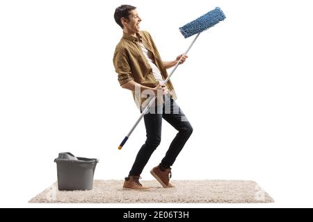 Glücklicher Mann tanzt und macht Air-Gitarre mit einer Reinigung Wischen isoliert auf weißem Hintergrund Stockfoto