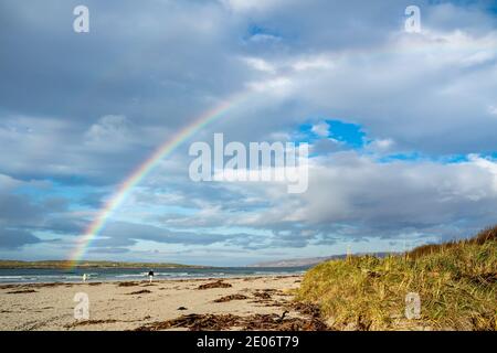 Schöner Regenbogen über Narin Strand, Donegal - Irland. Stockfoto