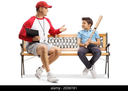 Baseball-Trainer im Gespräch mit einem Jungen und sitzt auf einem Bank isoliert auf weißem Hintergrund Stockfoto