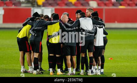 Brentford, Großbritannien. Dezember 2020. Brentford Assistant Head Coach Brian Reimer gibt seine Anweisungen vor dem Sky Bet Championship Match zwischen Brentford und Bournemouth im Brentford Community Stadium, Brentford Bild von Mark D Fuller/Focus Images/Sipa USA 30/12/2020 Kredit: SIPA USA/Alamy Live News Stockfoto