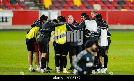 Brentford, Großbritannien. Dezember 2020. Brentford Assistant Head Coach Brian Reimer gibt seine Anweisungen vor dem Sky Bet Championship Match zwischen Brentford und Bournemouth im Brentford Community Stadium, Brentford Bild von Mark D Fuller/Focus Images/Sipa USA 30/12/2020 Kredit: SIPA USA/Alamy Live News Stockfoto