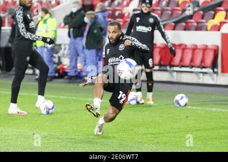 London, Großbritannien. Dezember 2020. Bryan Mbeumo von Brentford erwärmt sich während des EFL Sky Bet Championship-Spiels zwischen Brentford und Bournemouth am 30. Dezember 2020 im Brentford Community Stadium, London, England. Foto von Ken Sparks. Nur redaktionelle Verwendung, Lizenz für kommerzielle Nutzung erforderlich. Keine Verwendung bei Wetten, Spielen oder Veröffentlichungen einzelner Vereine/Vereine/Spieler. Kredit: UK Sports Pics Ltd/Alamy Live Nachrichten Stockfoto