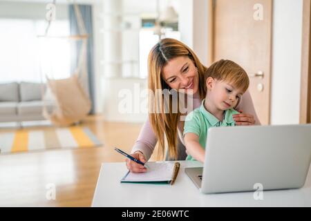 Voll berufstätige Mutter hat keine Zeit für Ihr Kind Stockfoto