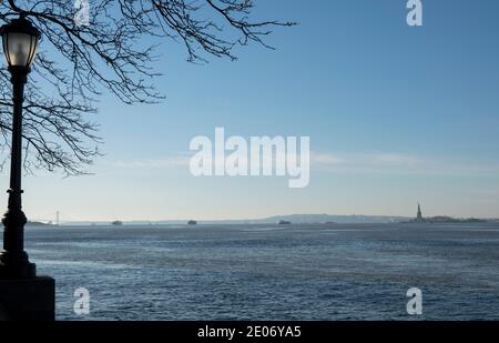 New York, USA, Dezember 2020. Im Winter Blick auf die Landschaft in Richtung New York Harbor und Staten Island von Downtown Manhattan. Stockfoto