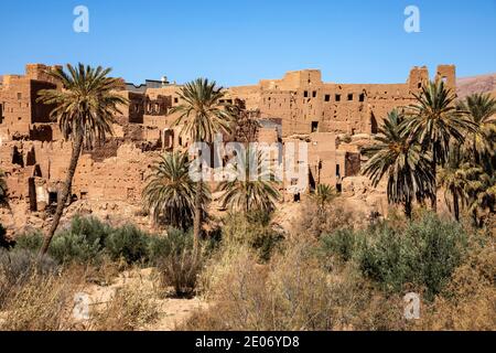 Haut Atlas, Marokko. Februar 2020. Dorf von Schlammhäusern mit Palmen in Dadès Tal am 23. Februar 2020 in Haut Atlas, Marokko. Stockfoto