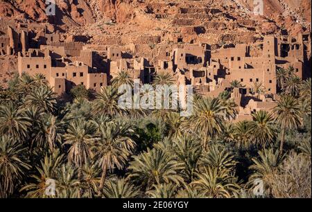 Haut Atlas, Marokko. Februar 2020. Dorf von Schlammhäusern mit Palmen in Dadès Tal am 23. Februar 2020 in Haut Atlas, Marokko. Stockfoto