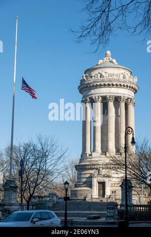 New York, USA, Dezember 2020. Das Soldiers and Seemanns Memorial mit Fahne am halben Mast am Riverside Drive, Manhattan. NEW YORK CITY Stockfoto