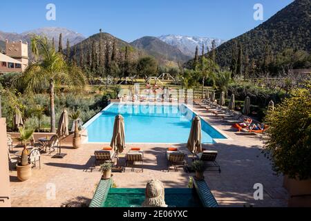 High-Atlas, Marokko. März 2020. Blick auf den Toubkal aus den Gärten von Kasbah Tamadot im Asni-Tal am 3. März 2020 in High-Atlas, Marokko. Stockfoto