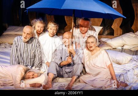 Vorne links, liegend: Margery Withers (Marjorie) sitzend, l-r: John Boswall (Kapitän), Joan White (das Paar), Vivienne Burgess (Spieß), Charles Simon (Charles), Donald Bisset (das Paar), Ruth Kettlewell (Bosom Lady) im BETT von Jim Cartwright at the Cottesloison Theatre, National Theatre (NT) London SE1 08/03/1989 Design: Peter Davy Christopher Toulmin Regie: Julia Bardsley Stockfoto