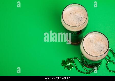 Zwei Gläser dunkles Bier und traditionelles Kleeblattdekor Stockfoto