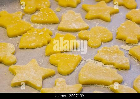 Weihnachts-Cookie-Backkonzept: Ansicht von oben schön geschnittene Ingwer-Zitrone-Kekse. Kekse sind bereit, in den Ofen zu kommen. Hintergrund für das Essen Stockfoto