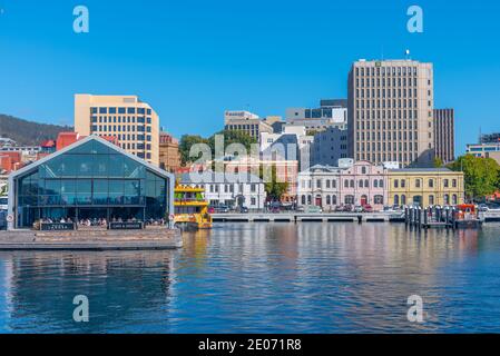 HOBART, AUSTRALIEN, 22. FEBRUAR 2020: Skyline des Hafens von Hobart in Australien Stockfoto