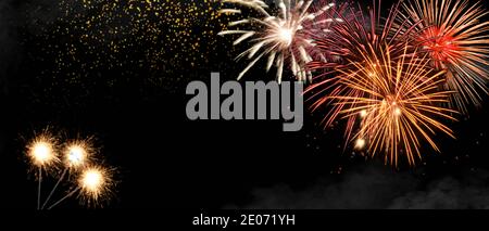 Feuerwerk zur Feier von Frohes neues Jahr. Frohes neues Jahr Feier. Weihnachten und Neujahr Feiertage Hintergrund, Wintersaison. Stockfoto