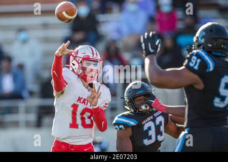 Iowa Colony, Texas, USA. Dezember 2020. Katys Quarterback Caleb Koger (10) wirft einen Pass während des Halbfinalspiels der Texas University Interscholastic League (UIL) Region III Class 6A Division 2 zwischen den Katy Tigers und den Alvin Shadow Creek Sharks im Alvin ISD Freedom Field in Iowa Colony, Texas. Katy besiegte Alvin Shadow Creek 49-24. Prentice C. James/CSM/Alamy Live News Stockfoto