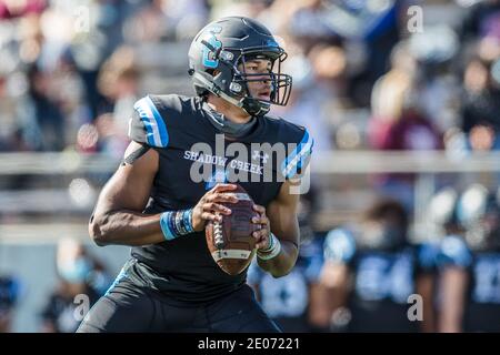 Iowa Colony, Texas, USA. Dezember 2020. Alvin Shadow Creek Quarterback Kyron Drones (1) fällt zurück für einen Pass während der Texas University Interscholastic League (UIL) Region III Klasse 6A Division 2 Halbfinale zwischen den Katy Tigers und den Alvin Shadow Creek Sharks im Alvin ISD Freedom Field in Iowa Colony, Texas. Katy besiegte Alvin Shadow Creek 49-24. Prentice C. James/CSM/Alamy Live News Stockfoto