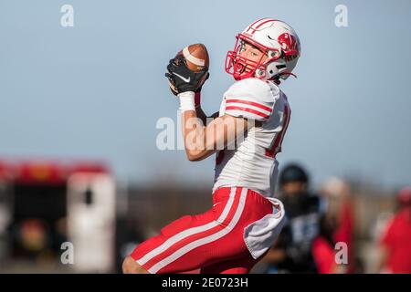 Iowa Colony, Texas, USA. Dezember 2020. Katys breiter Empfänger Taylor Saulsberry (18) erhascht einen Pass für einen Touchdown während des Halbfinalspiels der Texas University Interscholastic League (UIL) Region III Klasse 6A Division 2 zwischen den Katy Tigers und den Alvin Shadow Creek Sharks im Alvin ISD Freedom Field in Iowa Colony, Texas. Katy besiegte Alvin Shadow Creek 49-24. Prentice C. James/CSM/Alamy Live News Stockfoto