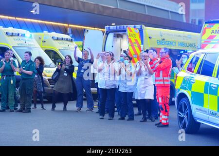 Rettungskräfte aus Leicester versammeln sich im Leicester Royal Infirmary Die NHS-Mitarbeiter während des Klatschs um Pflegern zu applaudieren Stockfoto