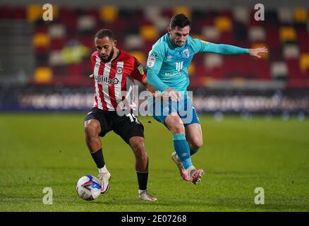 Brentfords Bryan Mbeumo (links) und Lewis Cook von AFC Bournemouth kämpfen während des Sky Bet Championship-Spiels im Brentford Community Stadium, London, um den Ball. Stockfoto