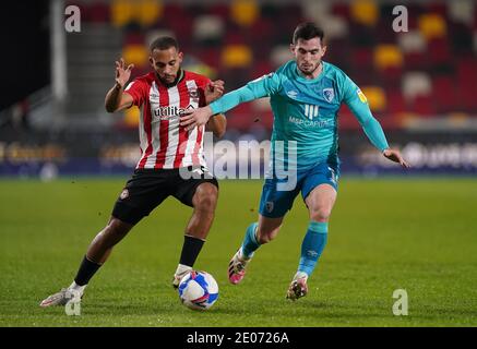 Brentfords Bryan Mbeumo (links) und Lewis Cook von AFC Bournemouth kämpfen während des Sky Bet Championship-Spiels im Brentford Community Stadium, London, um den Ball. Stockfoto