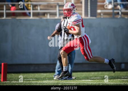 Iowa Colony, Texas, USA. Dezember 2020. Katys breiter Empfänger Fuller Shurtz (83) punktet bei einem 41-Yard-Touchdown-Empfang während des Halbfinalspiels der Texas University Interscholastic League (UIL) Region III Class 6A Division 2 zwischen den Katy Tigers und den Alvin Shadow Creek Sharks im Alvin ISD Freedom Field in Iowa Colony, Texas. Katy besiegte Alvin Shadow Creek 49-24. Prentice C. James/CSM/Alamy Live News Stockfoto