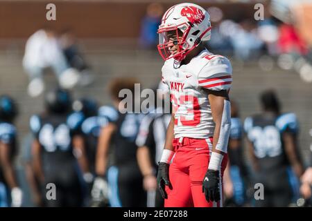 Iowa Colony, Texas, USA. Dezember 2020. Katys Rücklauf Seth Davis (23) bereitet sich auf die Spielaktion vor dem Halbfinale der Texas University Interscholastic League (UIL) Region III Class 6A Division 2 zwischen den Katy Tigers und den Alvin Shadow Creek Sharks im Alvin ISD Freedom Field in Iowa Colony, Texas, vor. Katy besiegte Alvin Shadow Creek 49-24. Prentice C. James/CSM/Alamy Live News Stockfoto