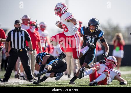 Iowa Colony, Texas, USA. Dezember 2020. Katys Jalen Davis (28) stellt Alvin Shadow Creek's Kullen Murrell (13) während des Halbfinalspiels der Texas University Interscholastic League (UIL) Region III Klasse 6A Division 2 zwischen den Katy Tigers und den Alvin Shadow Creek Sharks im Alvin ISD Freedom Field in Iowa Colony, Texas, vor. Katy besiegte Alvin Shadow Creek 49-24. Prentice C. James/CSM/Alamy Live News Stockfoto