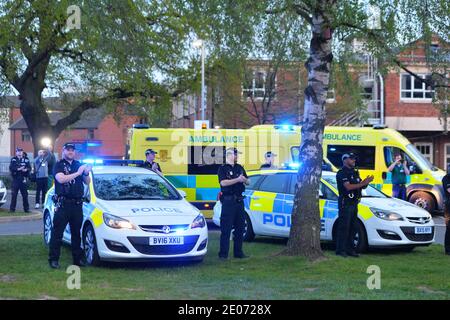 Rettungskräfte aus Leicester versammeln sich im Leicester Royal Infirmary Die NHS-Mitarbeiter während des Klatschs um Pflegern zu applaudieren Stockfoto